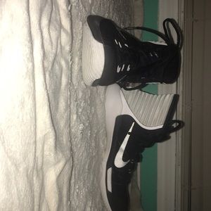 woman’s nike basketball shoes size:8